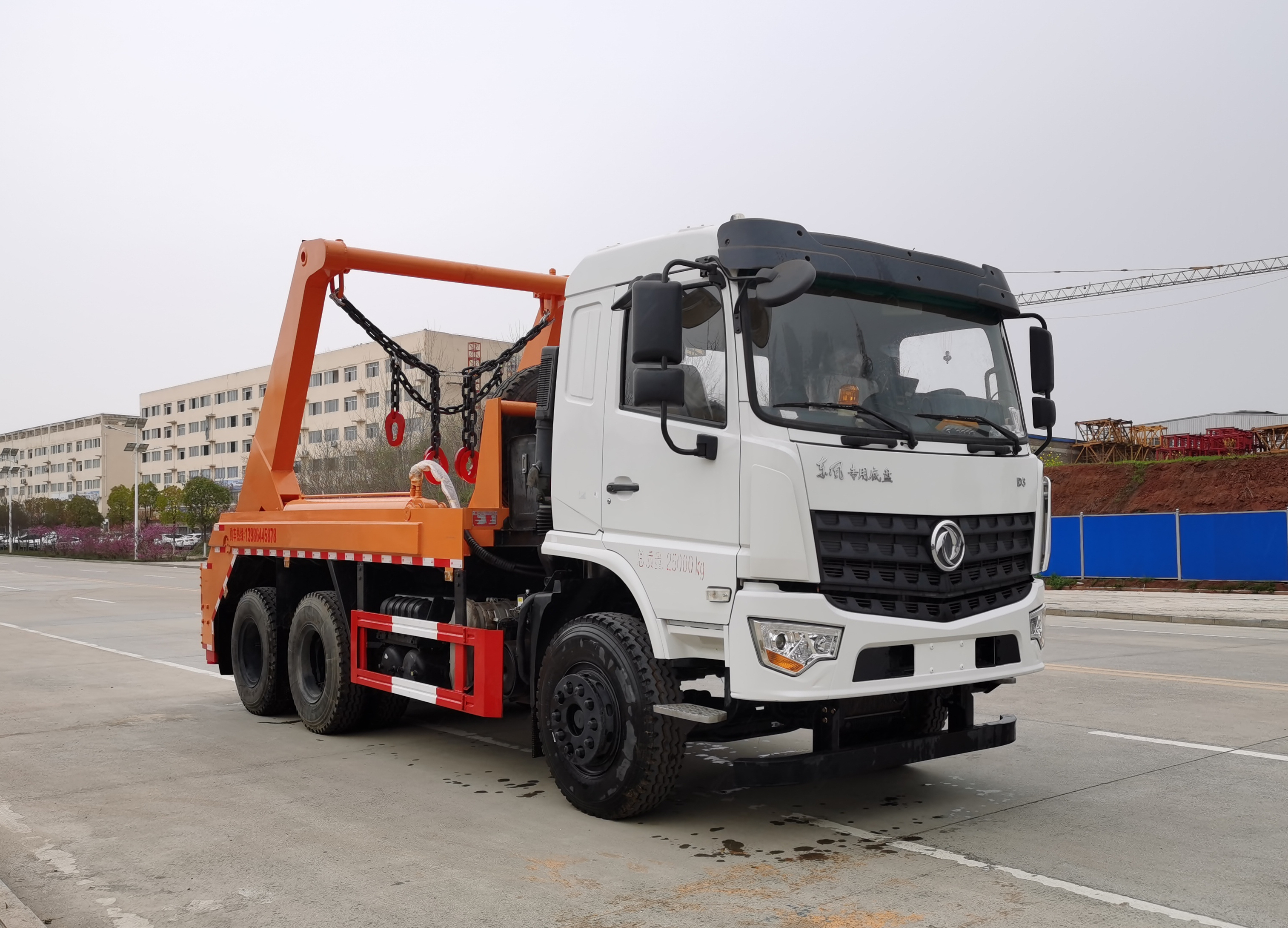 東風(fēng)后雙橋重型擺臂式垃圾車（吊斗車）